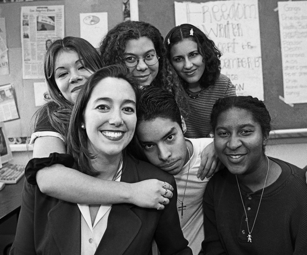 Black and white photo of Erin Gruwell and several Freedom Writers